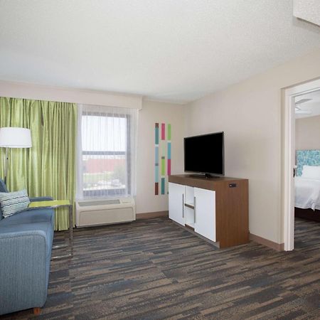Hampton Inn & Suites Kansas City-Merriam Exteriör bild