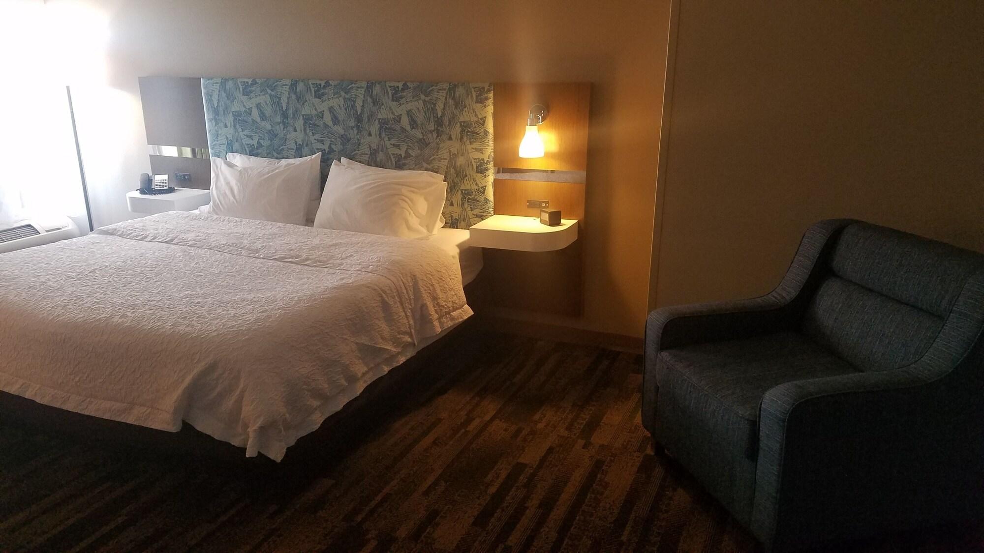 Hampton Inn & Suites Kansas City-Merriam Exteriör bild