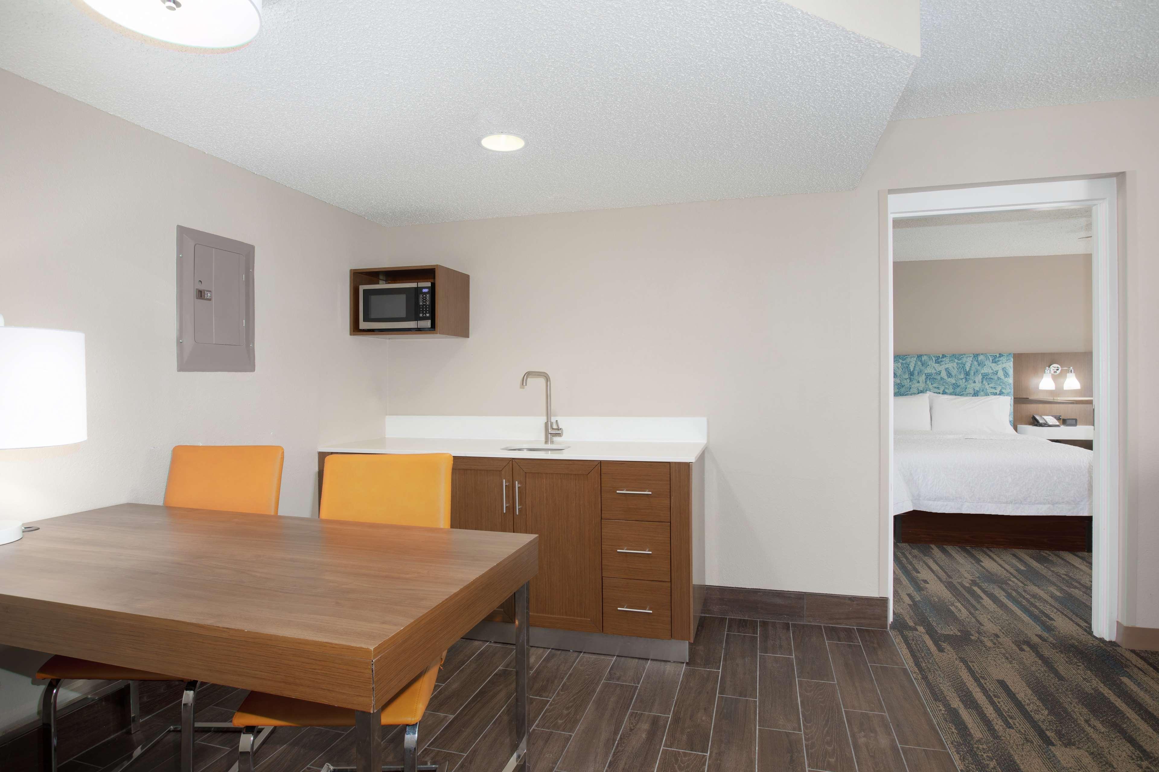 Hampton Inn & Suites Kansas City-Merriam Exteriör bild