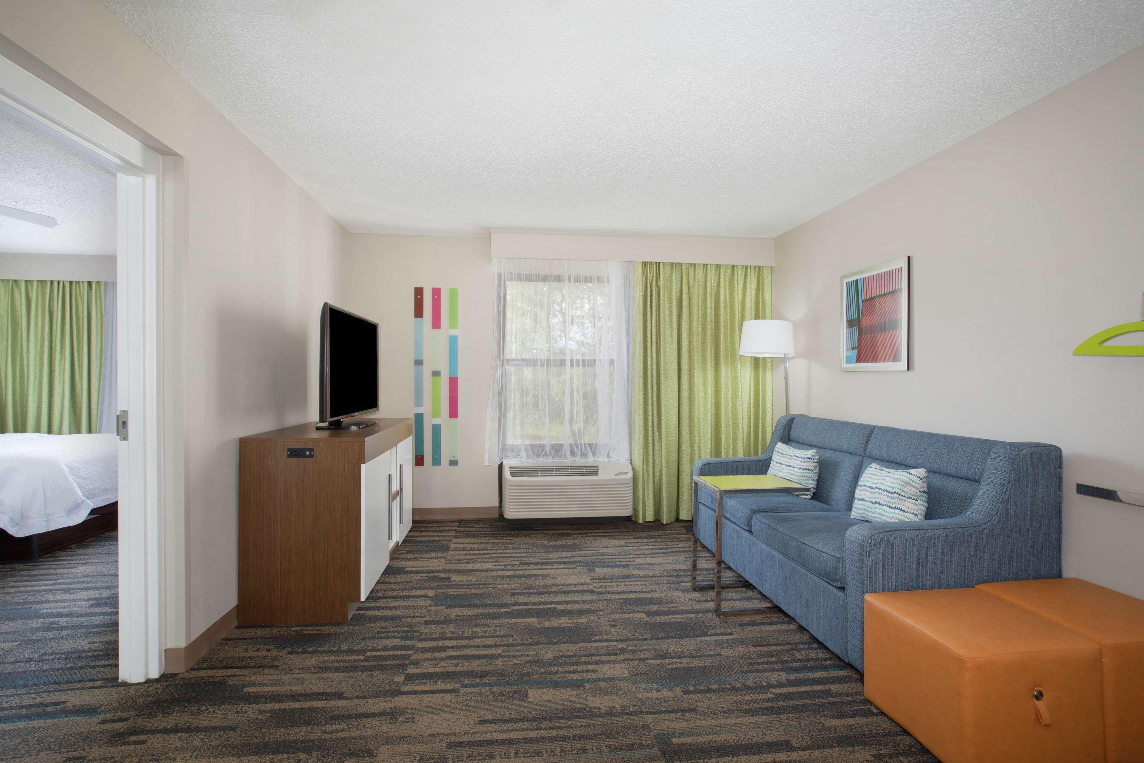 Hampton Inn & Suites Kansas City-Merriam Exteriör bild