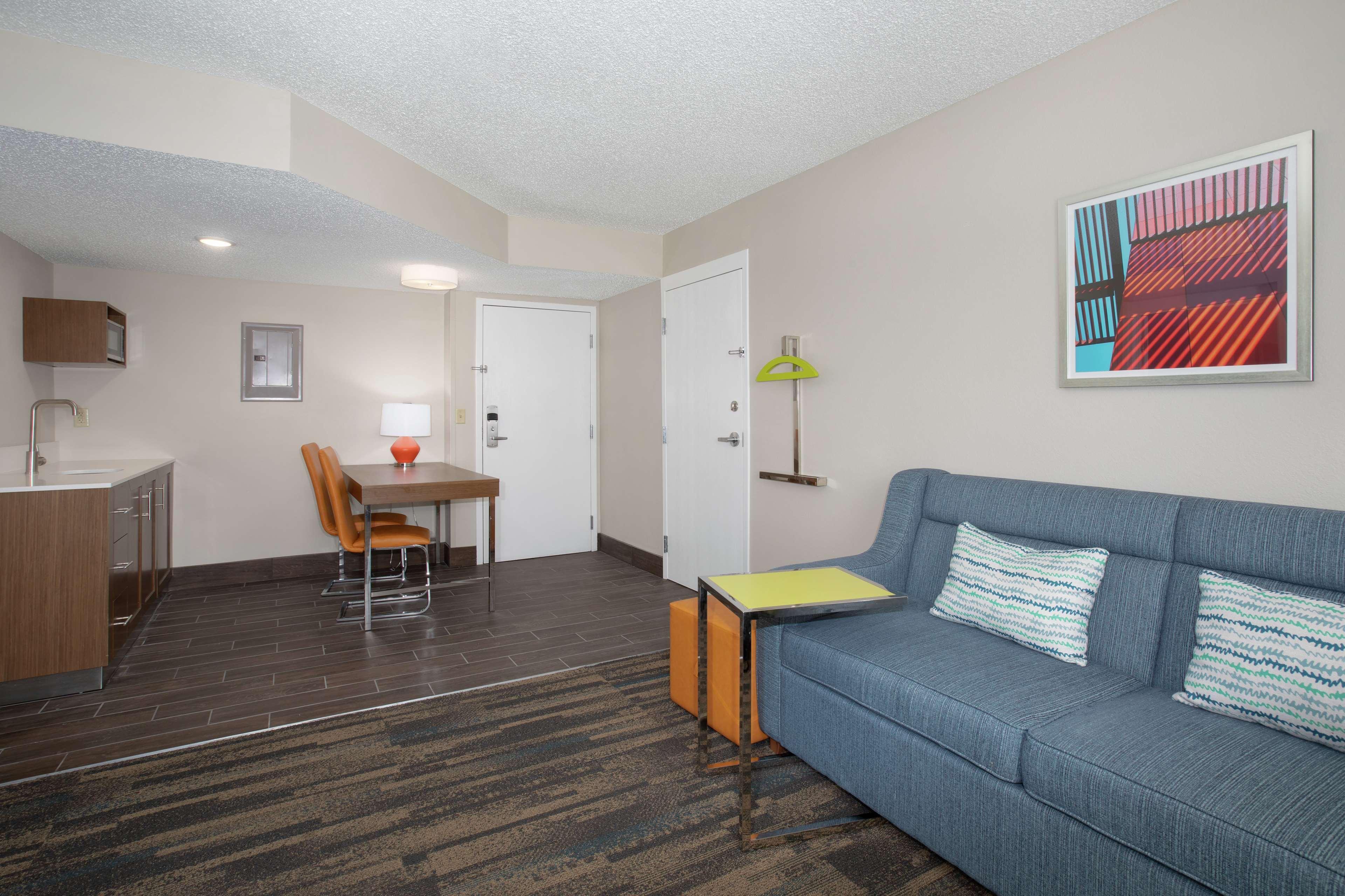 Hampton Inn & Suites Kansas City-Merriam Exteriör bild