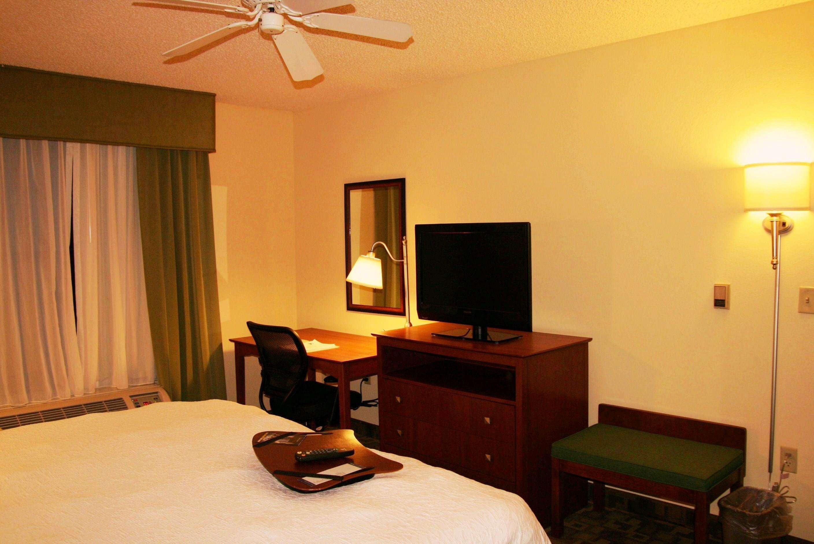 Hampton Inn & Suites Kansas City-Merriam Exteriör bild