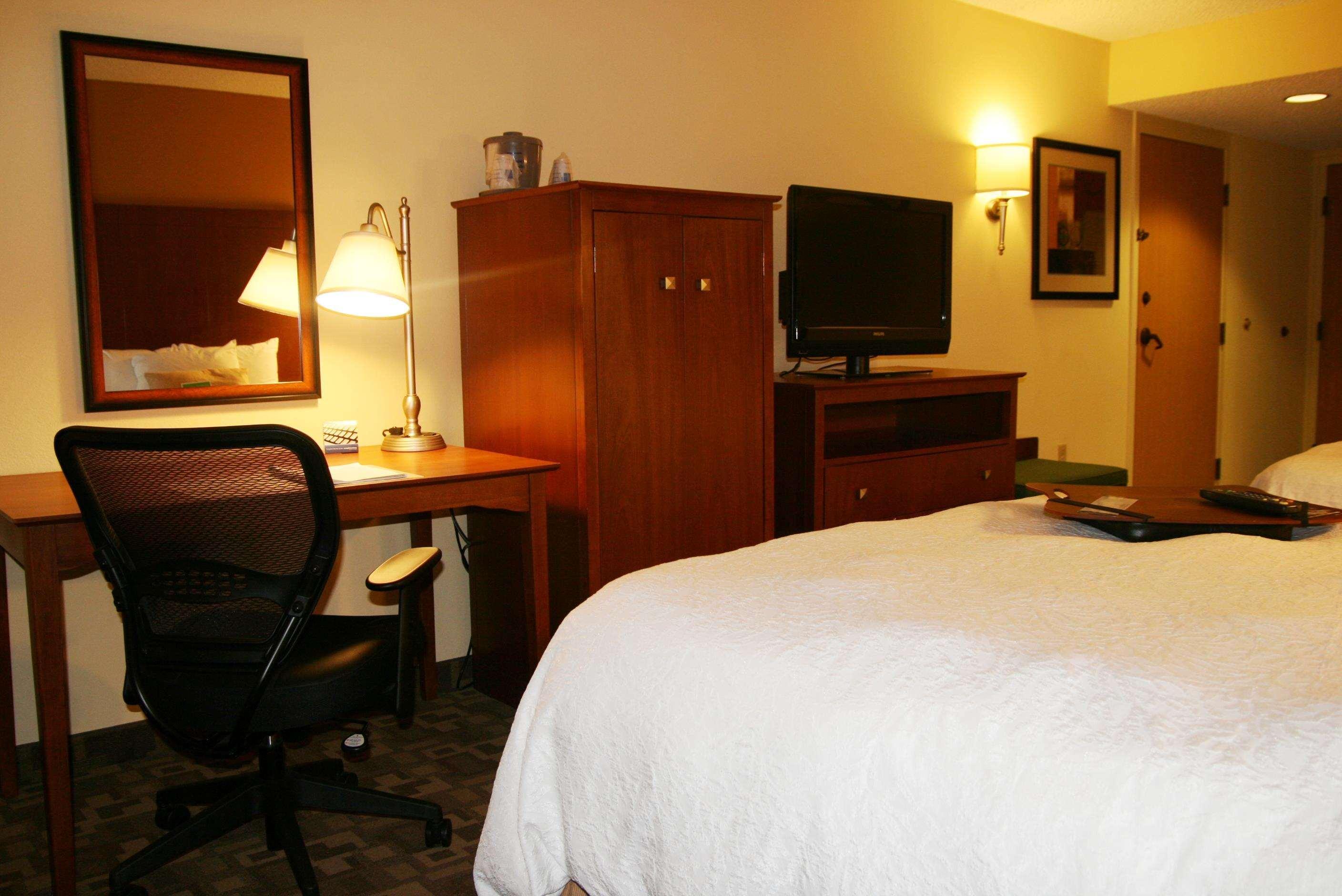 Hampton Inn & Suites Kansas City-Merriam Exteriör bild
