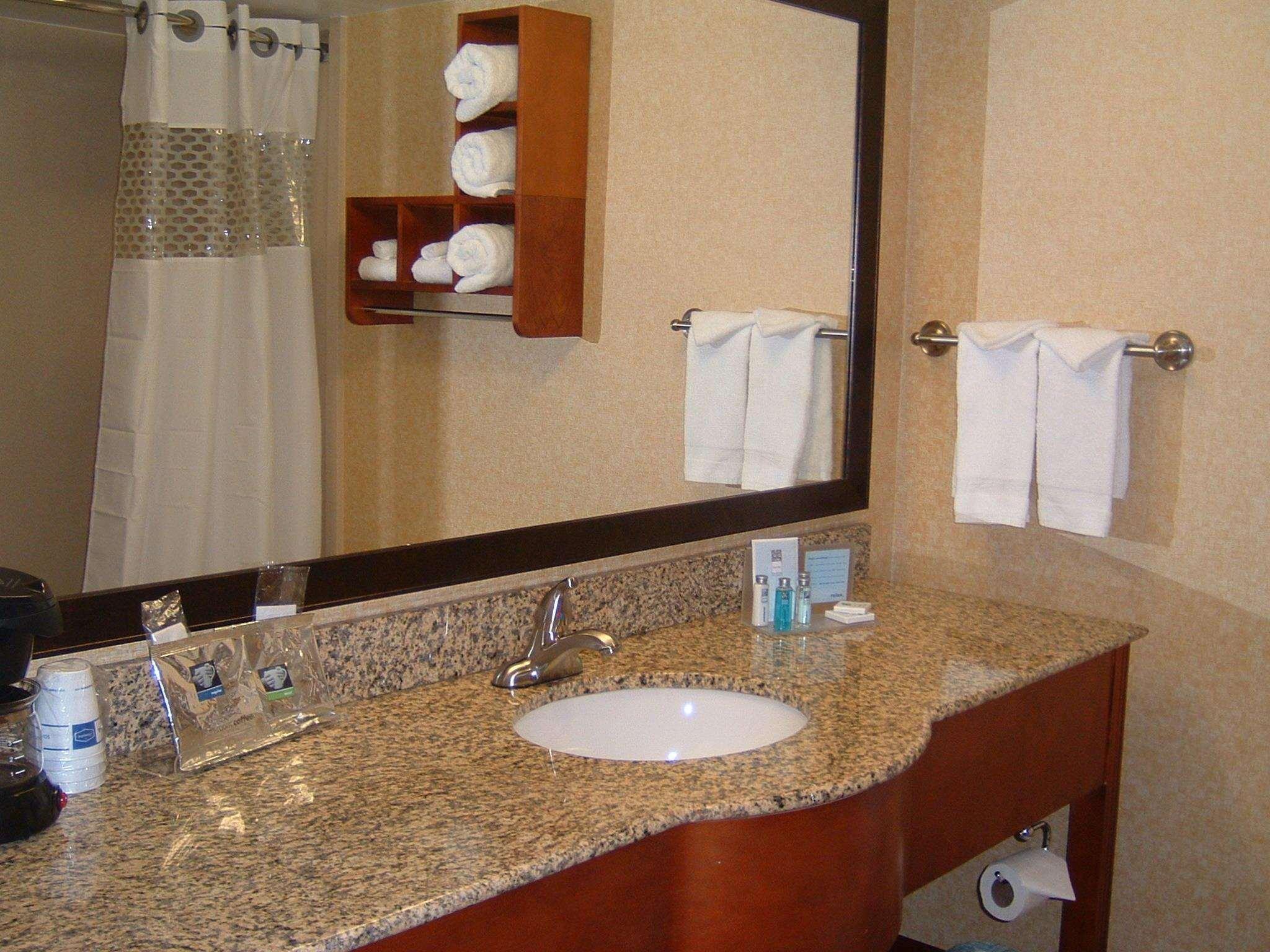 Hampton Inn & Suites Kansas City-Merriam Exteriör bild