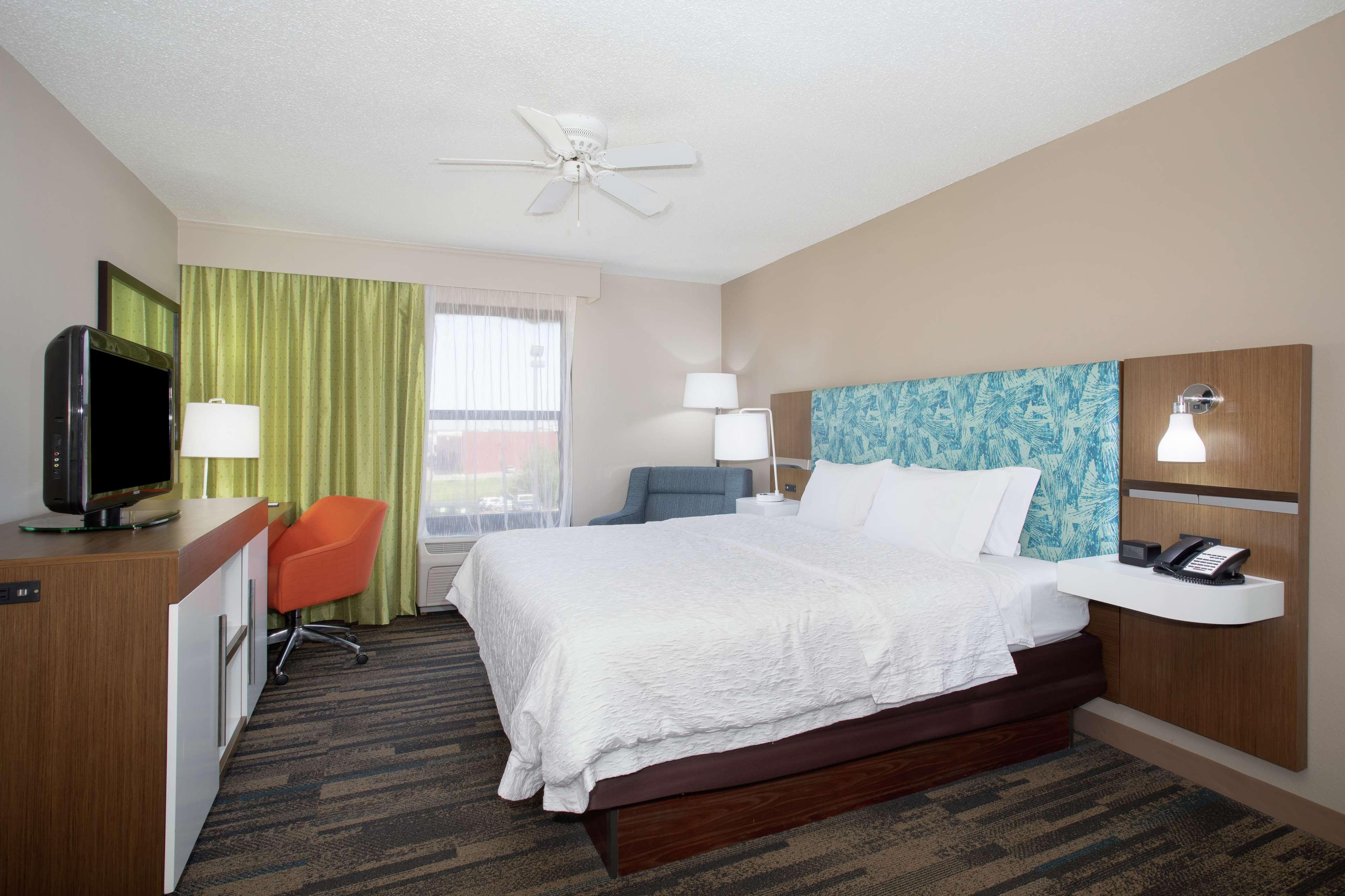 Hampton Inn & Suites Kansas City-Merriam Exteriör bild