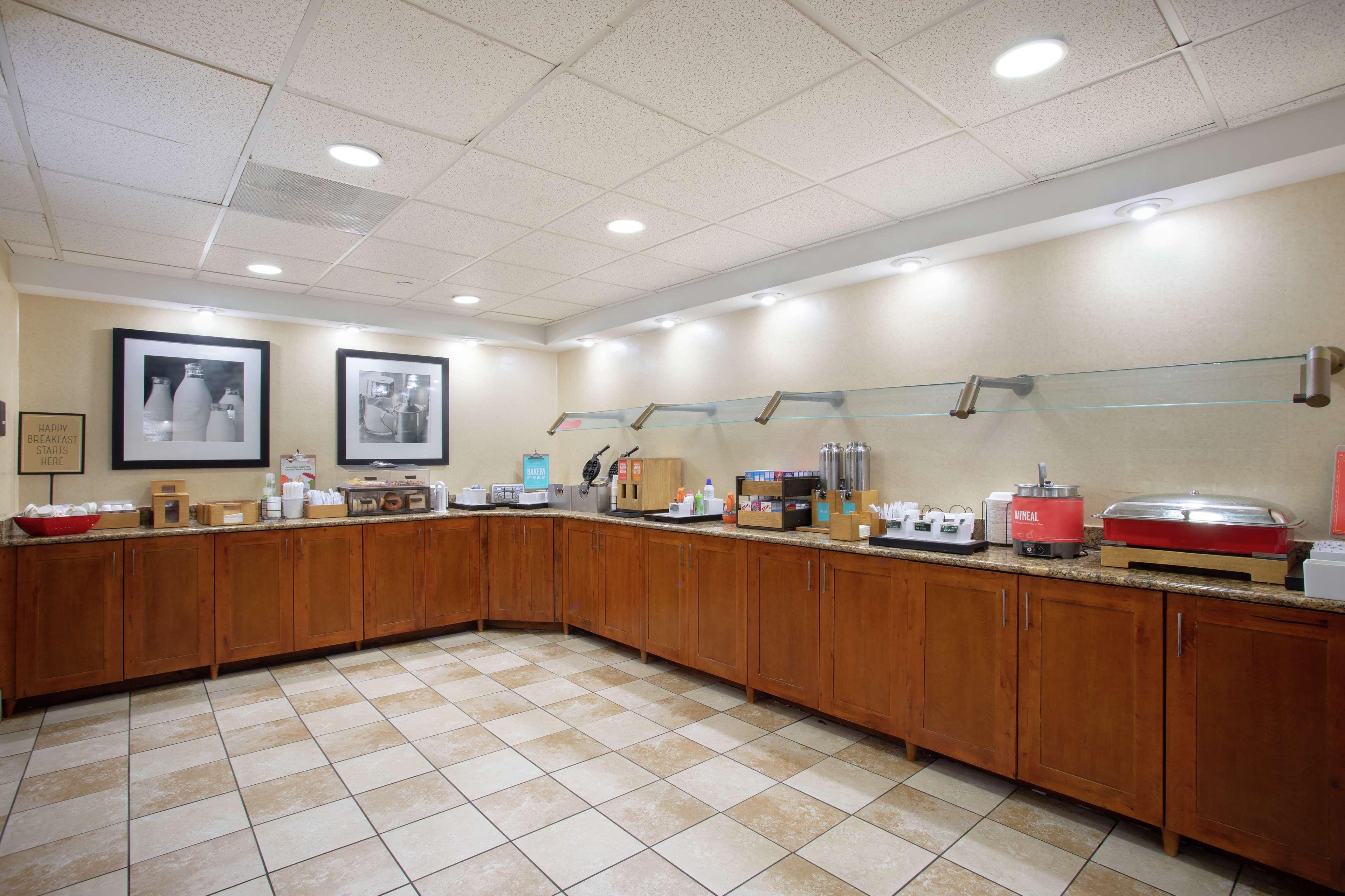 Hampton Inn & Suites Kansas City-Merriam Exteriör bild