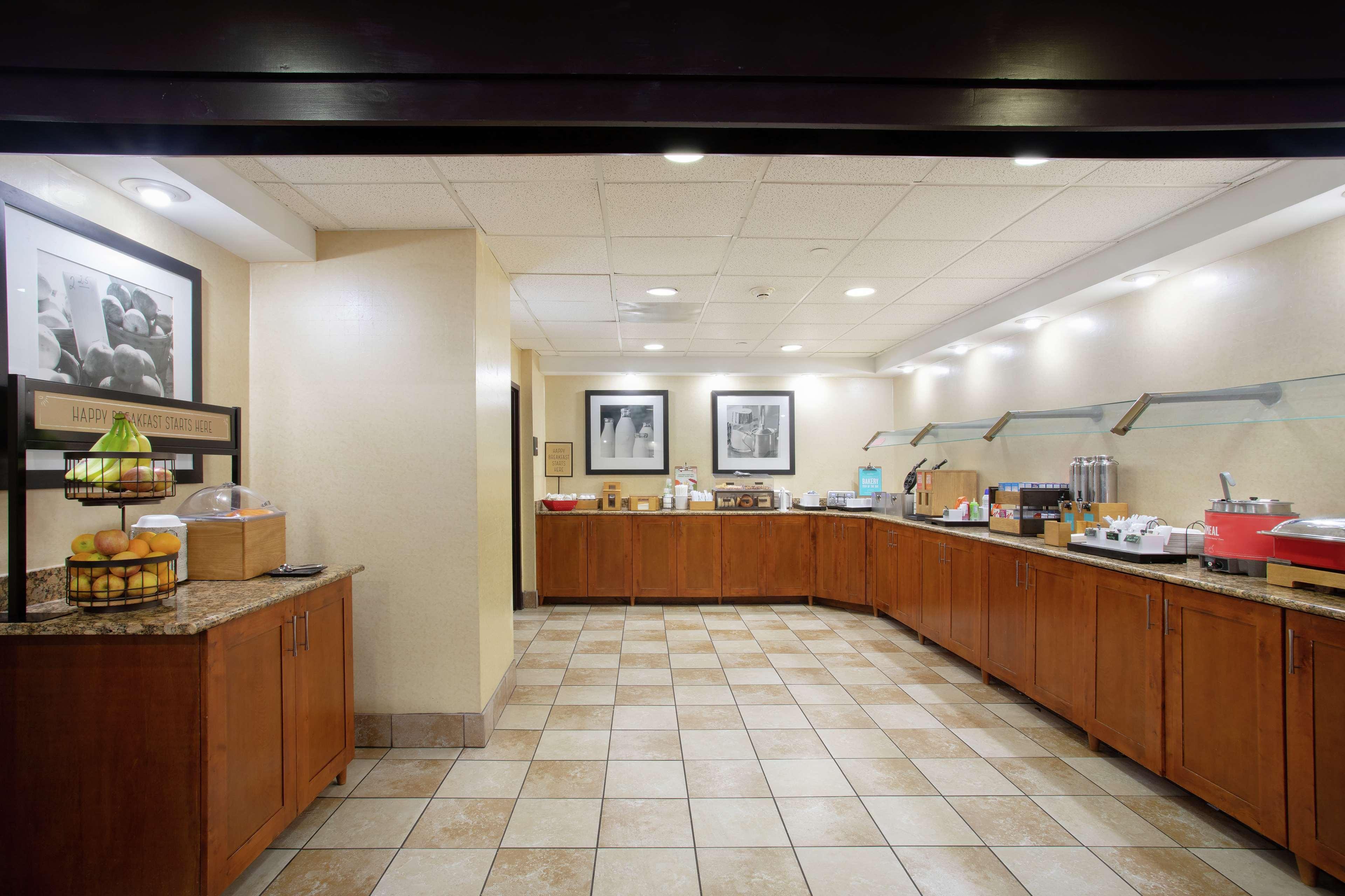 Hampton Inn & Suites Kansas City-Merriam Exteriör bild