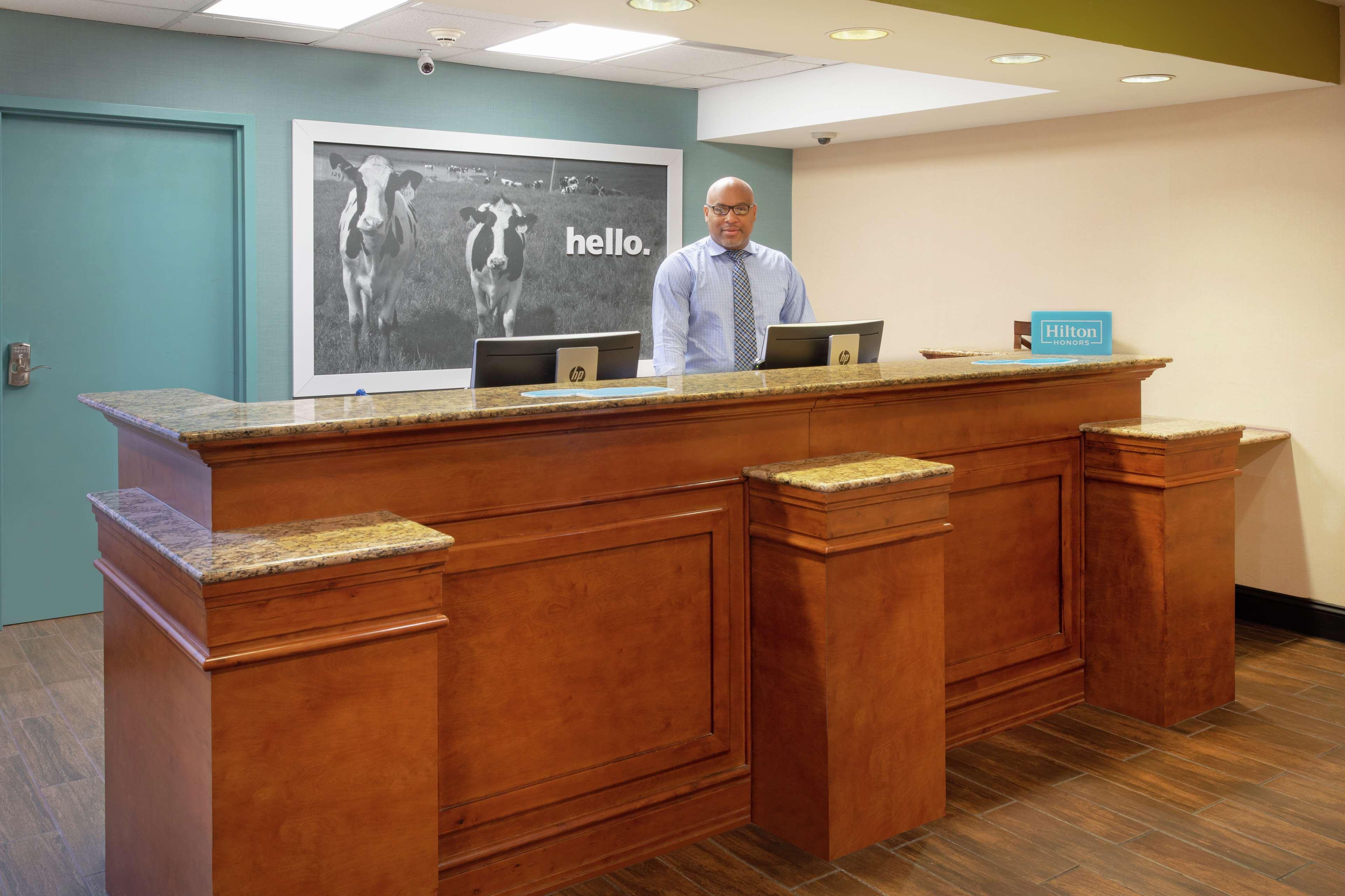 Hampton Inn & Suites Kansas City-Merriam Exteriör bild