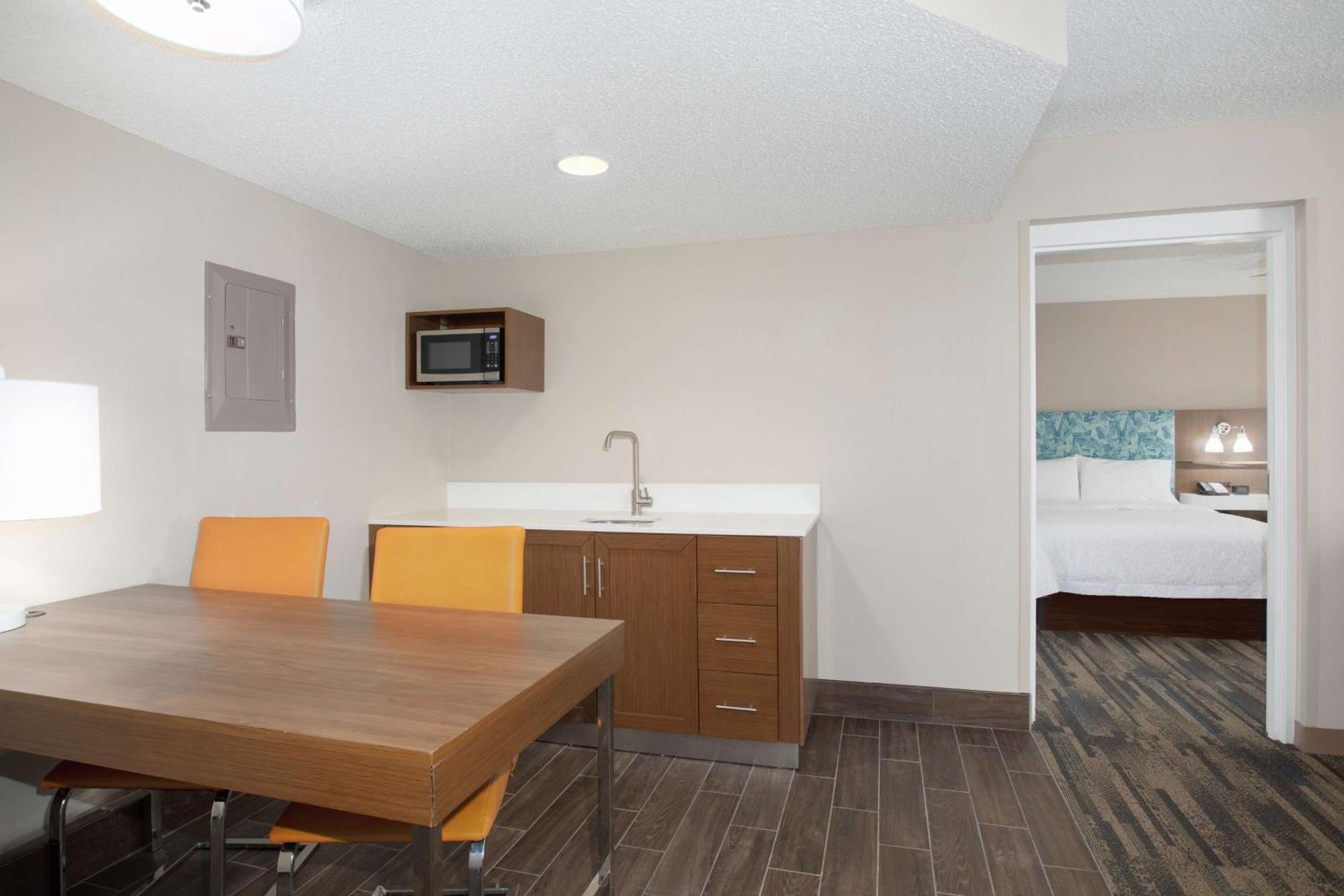 Hampton Inn & Suites Kansas City-Merriam Exteriör bild